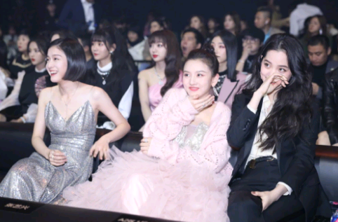 台上四位仙女,台下三小花看戏,看到佟丽娅的手套,笑了