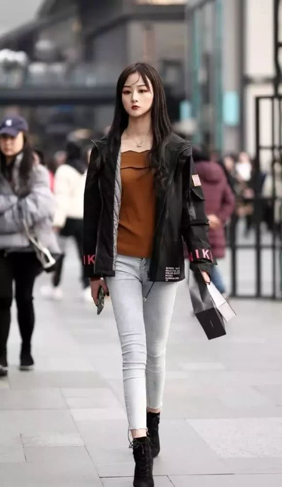 国内美女街拍：穿紧身牛仔裤搭配短靴，一气呵成的流畅线条太好看