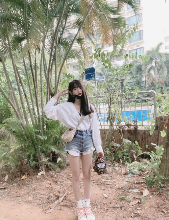 吴宣仪衬衫诱惑真是让人心动,搭配牛仔短裤精致又性感