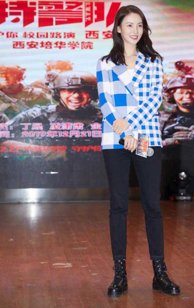 气质甜美的金晨也有硬朗的一面,穿军绿色连衣衣帅气利落,超A的