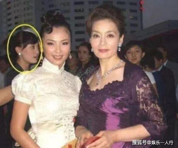 刘涛10年前和潘虹合影，有谁看到背后的她？今早已成大咖