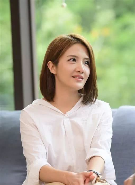 女星父亲病重,看女儿走红毯直播血压波动死亡,面带笑容安详离世