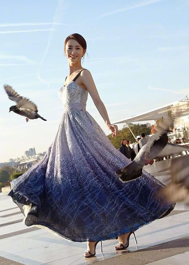 佟丽娅清爽短发好美，穿搭风格越来越甜美，优雅大气超有范儿！