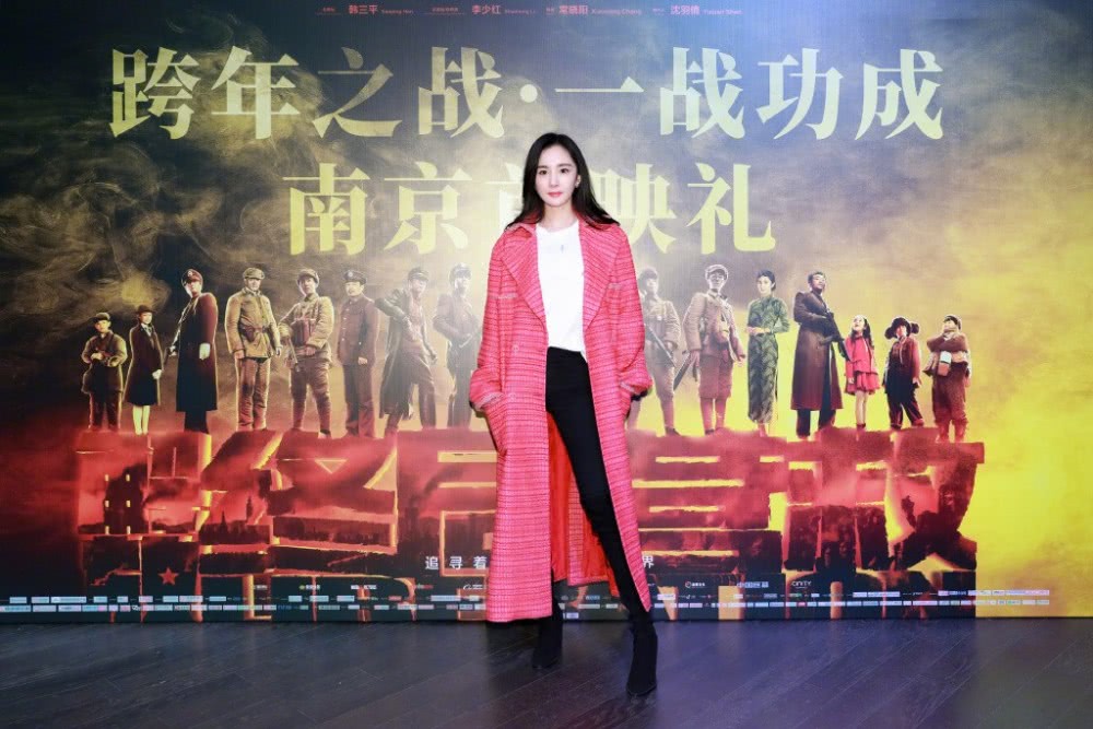 杨幂秀“漫画腿”,穿7分牛仔裤配小白鞋同框马伊琍不输气场