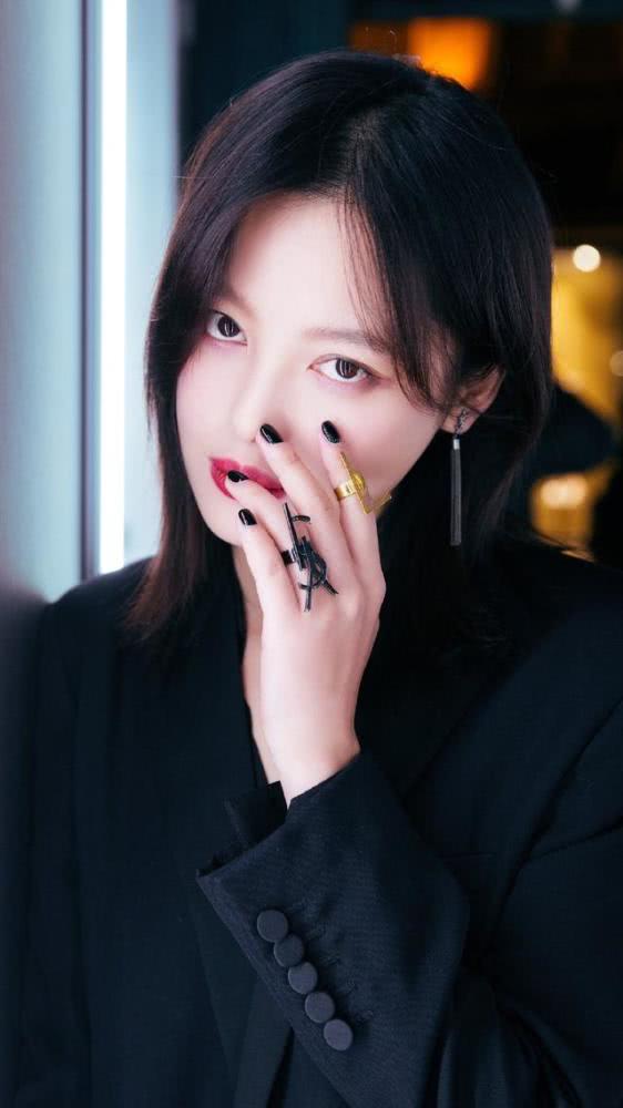 辛芷蕾只有发型吸引人?不,她的时尚首饰搭配更让人拍手叫绝!