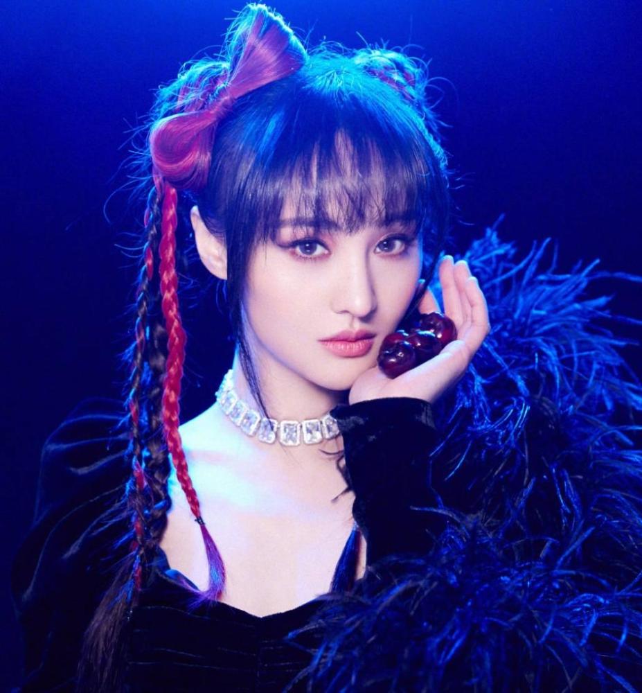 郑爽解锁新造型，小仙女摇身一变暗黑少女，百变风格美出新高度