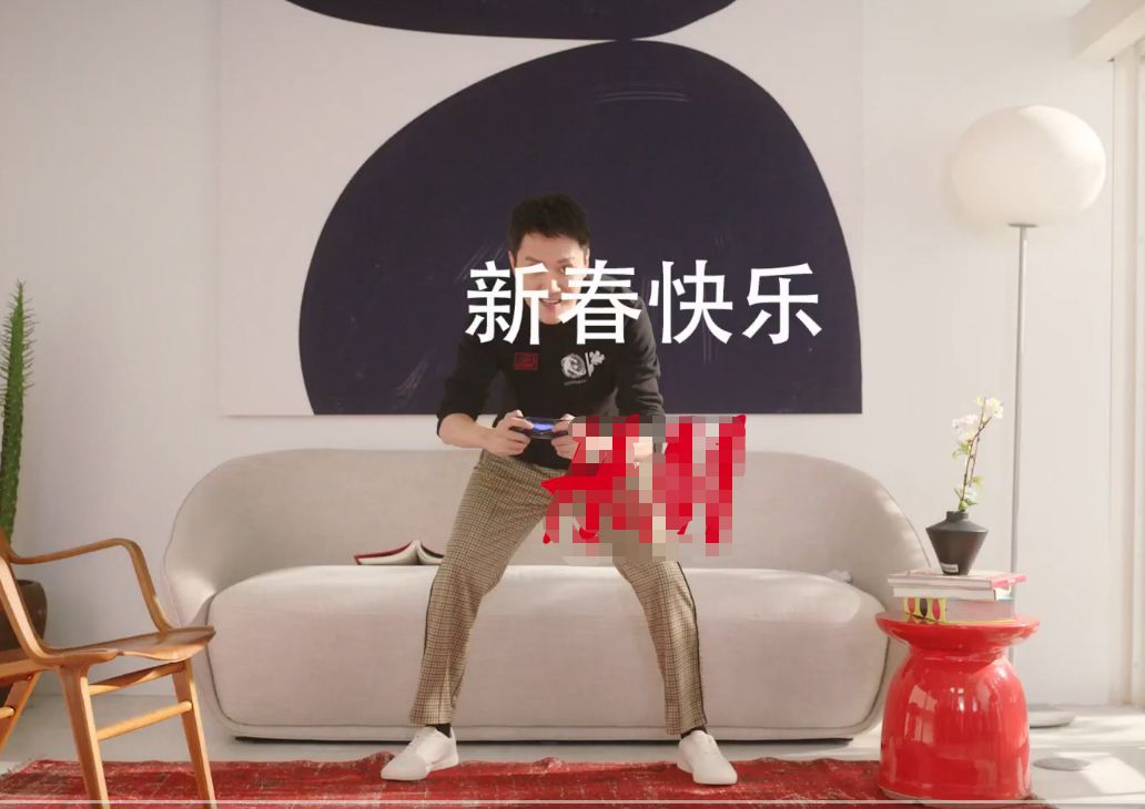 赵丽颖又秀恩爱!与老公冯绍峰甜蜜打闹,她表情娇羞小动作显亲密