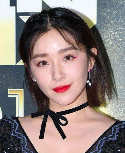 她的圈内人缘怎么这么差,男星都不接她电话,女星拉黑她微信