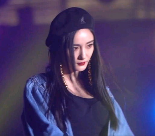 有一种不好好穿衣叫杨幂!台上故意掀开外套,却忘记穿的吊带背心