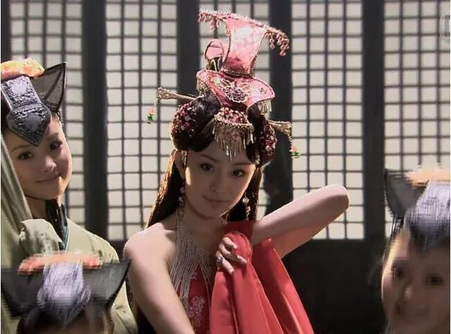 杨幂刚出道时有多美? 看到纯天然的脸后, 网友: 比现在强多了