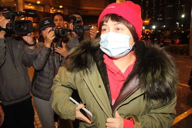 传98岁赌王病重,医院外大量记者云集,何超仪晚上现身被阵势吓到