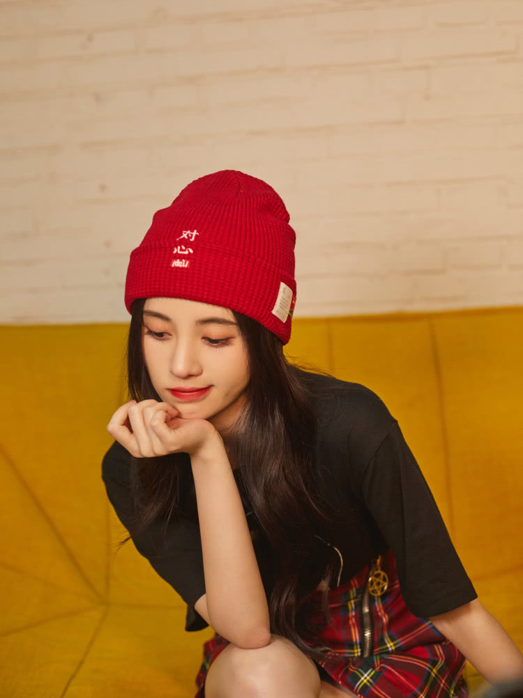 鞠婧祎和吴宣仪同戴小红帽,不是年轻就能赢,你更喜欢谁的选型!