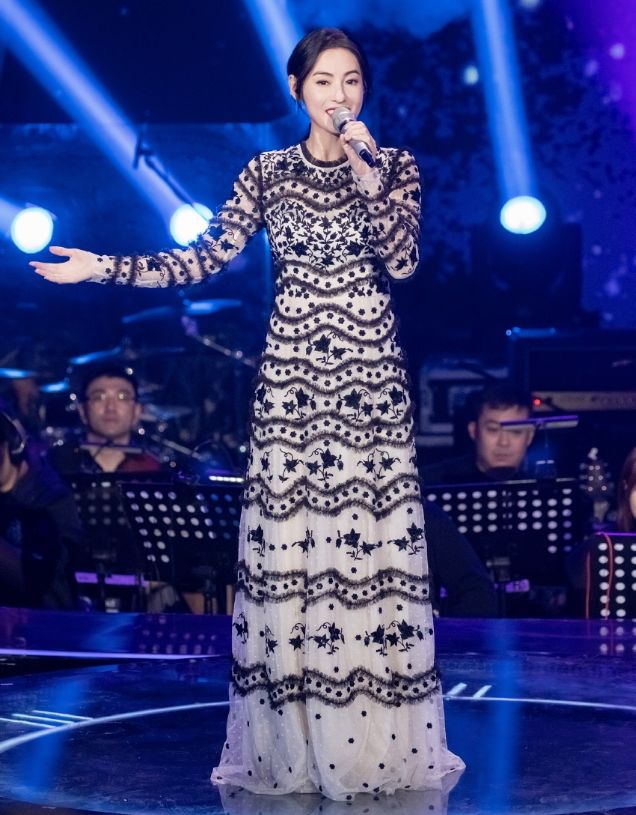 张柏芝晒照回应怀孕风波,清凉打扮秀身材,引网友争议