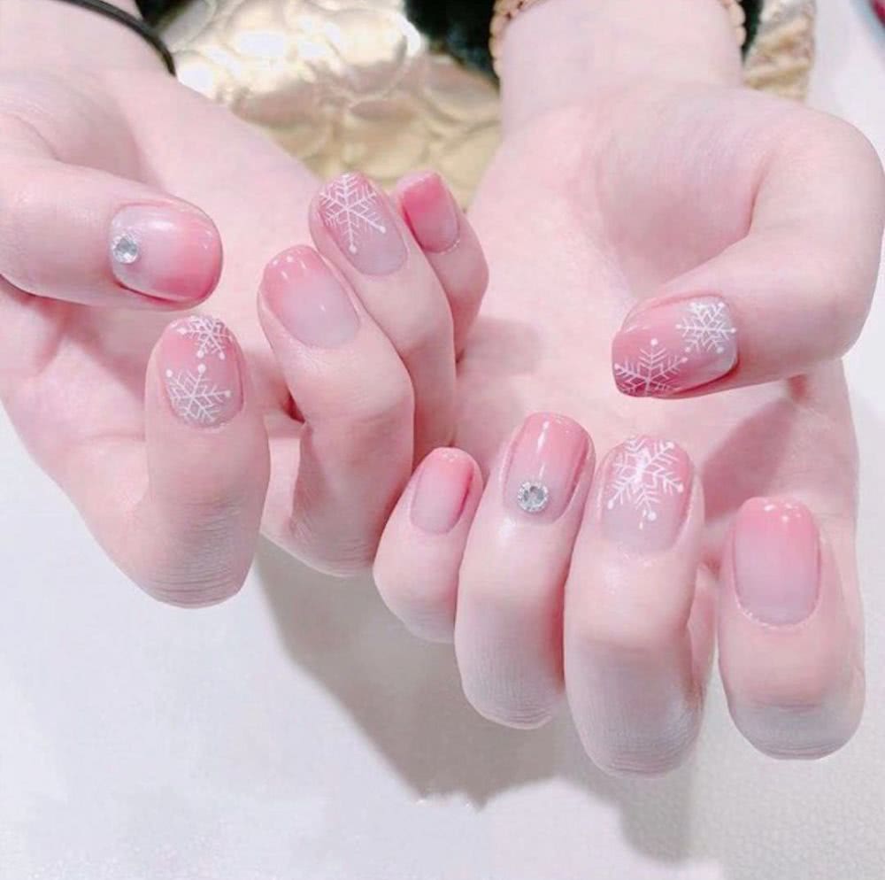 最适合今年冬季做的雪花美甲，你不想试试吗？