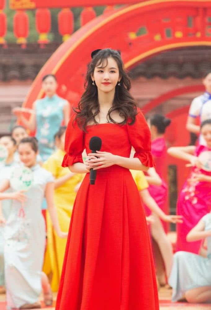 陈都灵的新年造型精致的像洋娃娃，红裙配卷发真是水灵灵的