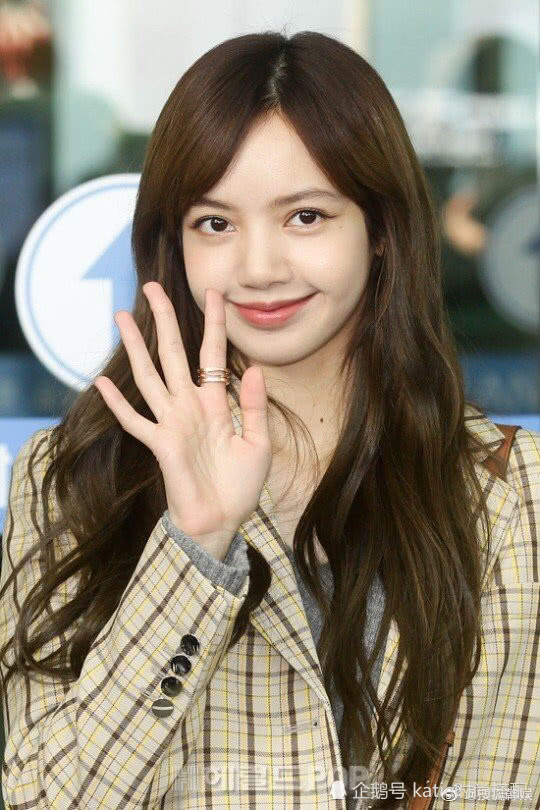 LISA换刘海啦，斜刘海也美哭众人，不愧是甜豆莎！