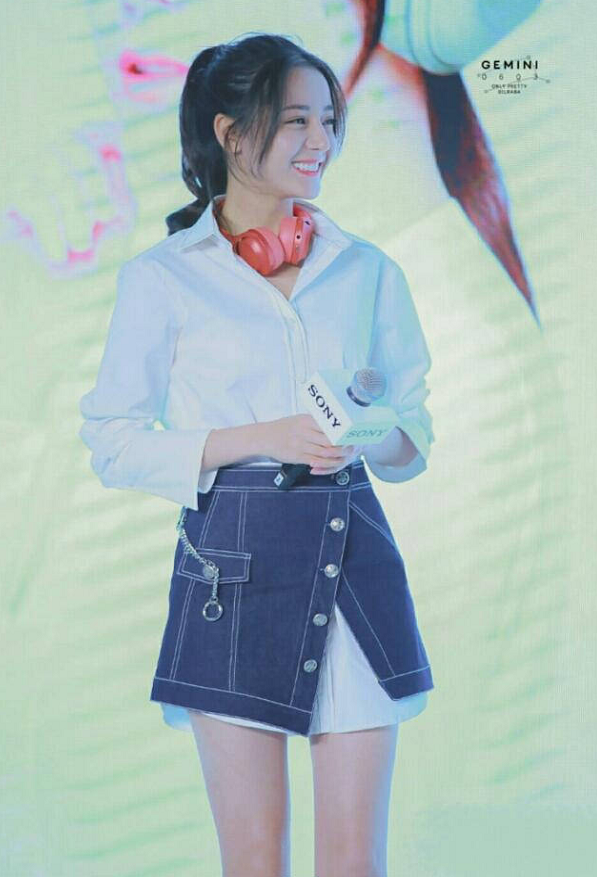 迪丽热巴两条裙子叠着穿，活力四射太有型