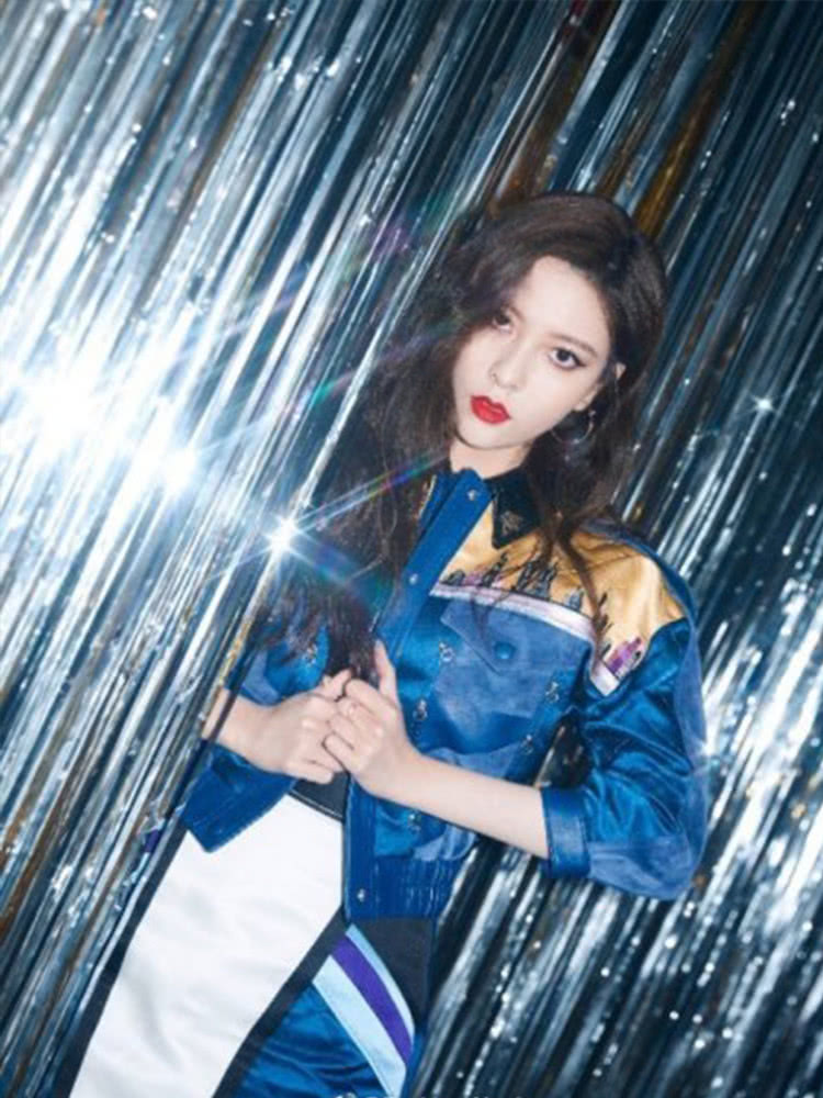 宋妍霏亮相跨年演唱会穿千鸟格露脐装,飒爽时髦太好看!