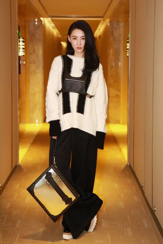 张柏芝复出营业，身穿白色毛衣重返颜值巅峰