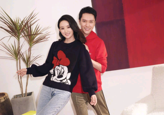 赵丽颖向冯绍峰撒娇，看到她的撒娇方式，不像当妈的人