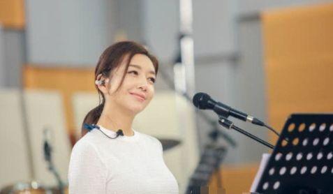 52岁江珊一家近照,小15岁老公颜值比靳东还帅,女儿长得比她还美