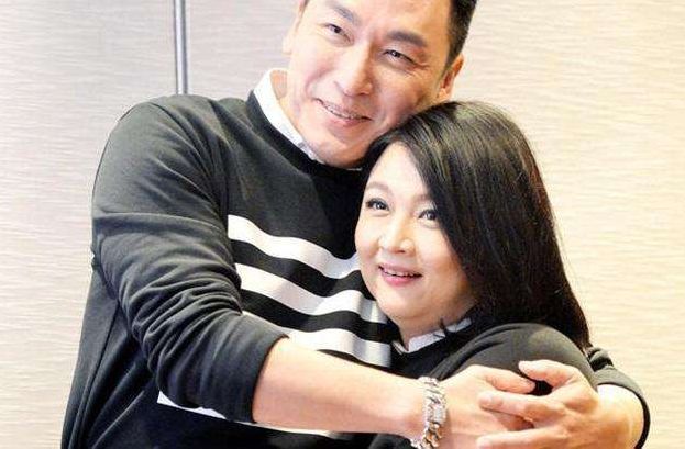 她因服用药物胖到认不出，却嫁给了大帅哥，如今生活幸福美满！