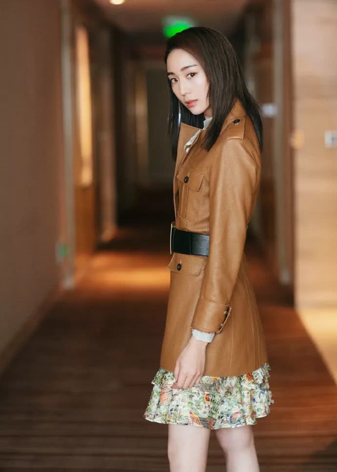 有种蹲姿叫张钧甯的“高跟蹲”,拍照摆这个姿势,也太性感了吧