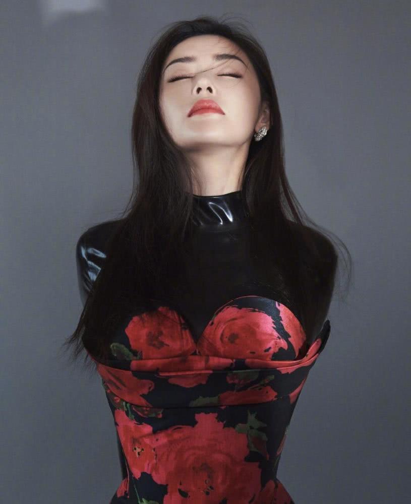 张天爱穿印花复古连衣裙长裙，好有东方女性魅力