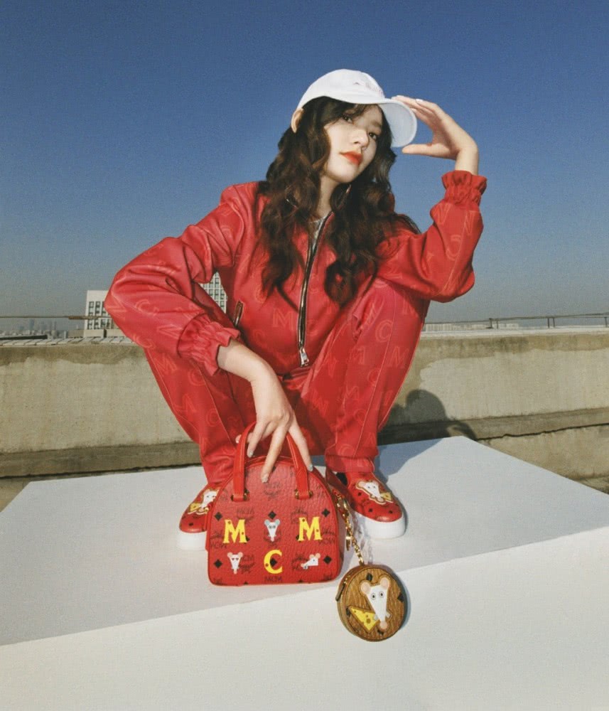 林允大红色休闲套装配老鼠平底鞋,可爱又精致