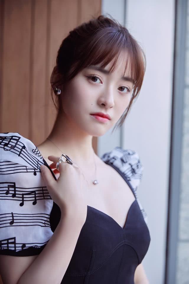 沈月瘦到认不出？低胸短裙仙气十足还显高