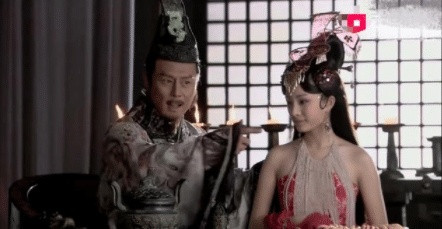 杨幂刚出道时有多美? 看到纯天然的脸后, 网友: 比现在强多了