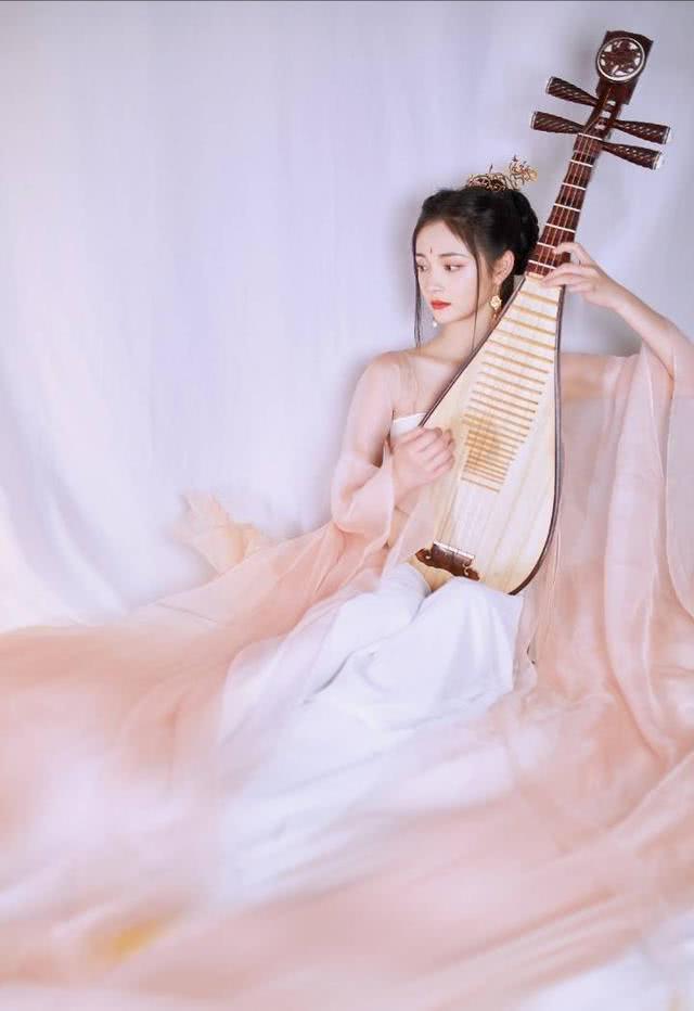 周洁琼一袭齐胸襦裙犹抱琵琶宛若仙子，这次的造型真是太仙了！