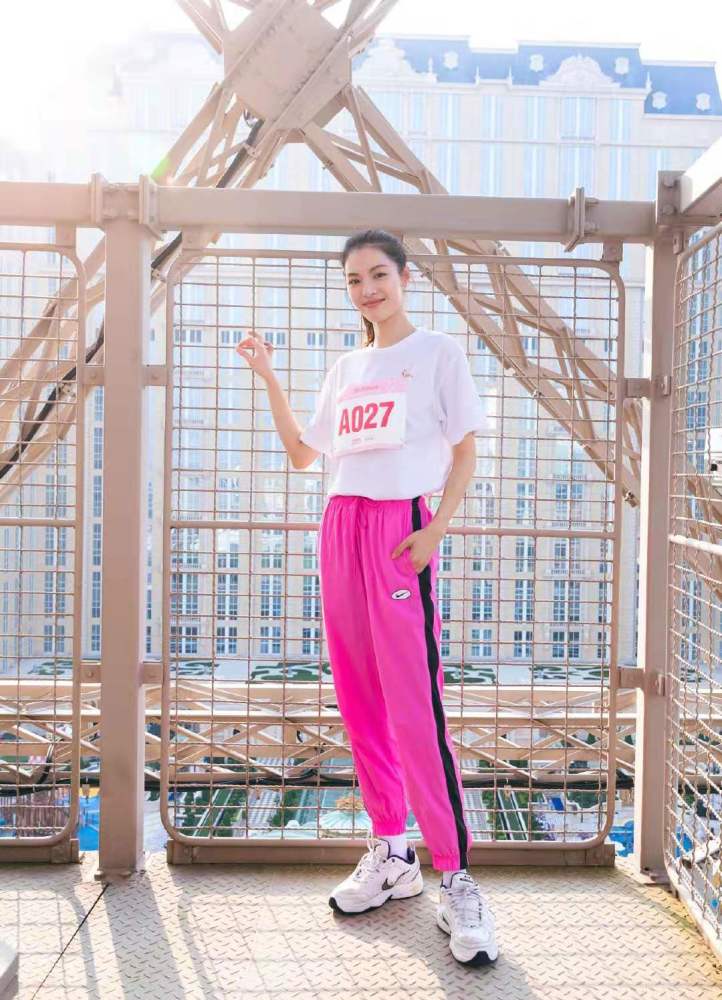 钟楚曦涂“中毒”口红配夸张耳环，肱二头肌好明显