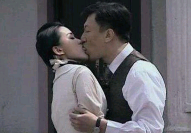 演员在拍吻戏时,为何只拍上半身呢?当镜头下移,网友笑出猪叫声