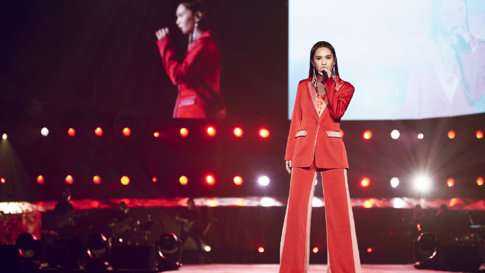 还以为杨丞琳“报纸补丁”裙够吸睛了，直到看见耳环：闪电彩钻