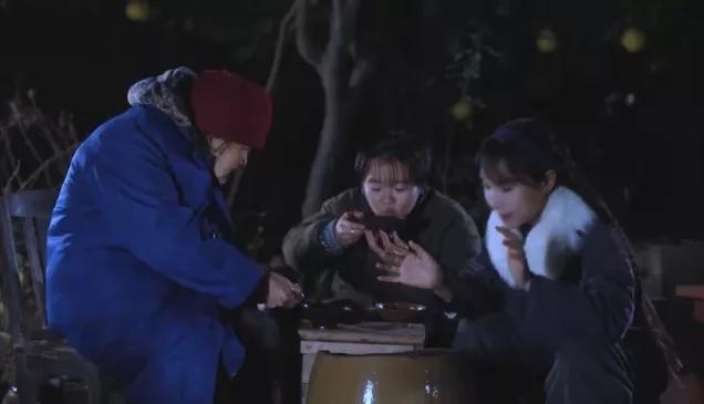 李子柒做美食，小助理意外出镜真容曝光，网友调侃：连助理都这么接地气