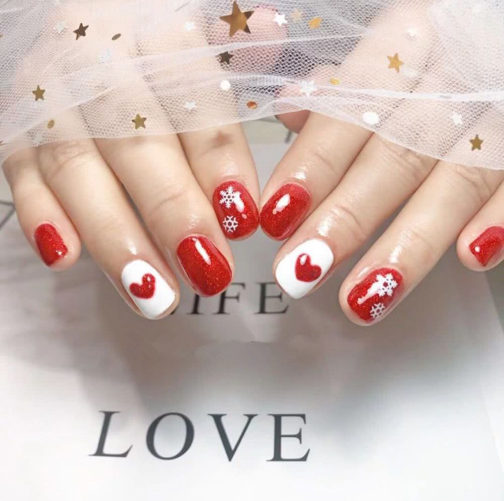 最适合今年冬季做的雪花美甲，你不想试试吗？