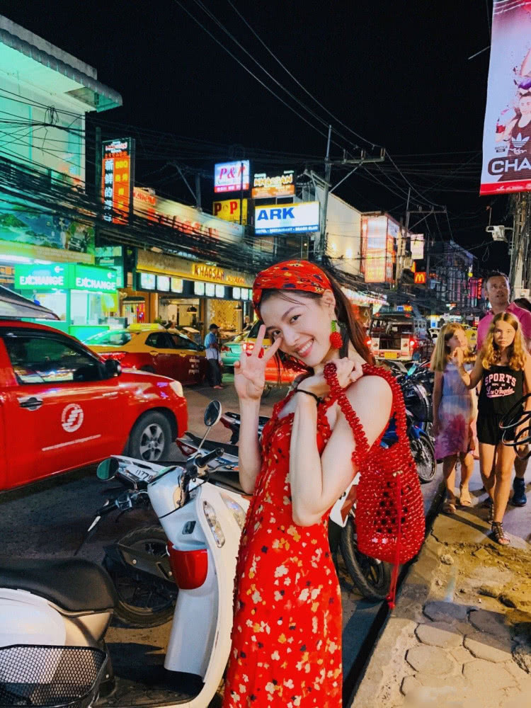 钟楚曦出席活动穿白色系带裙,搭配大耳环飘逸灵动