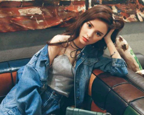 张予曦才是真正的合影杀手!坐在郭碧婷张嘉倪中间,美得太突出