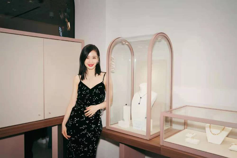 王子文一袭黑色吊带长裙太优雅，瘦小的她至少显高十公分