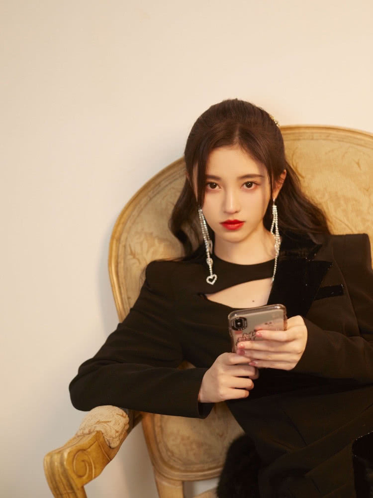 鞠婧祎全黑LOOK搭复古红唇,小个子也能HOLD住御姐风!