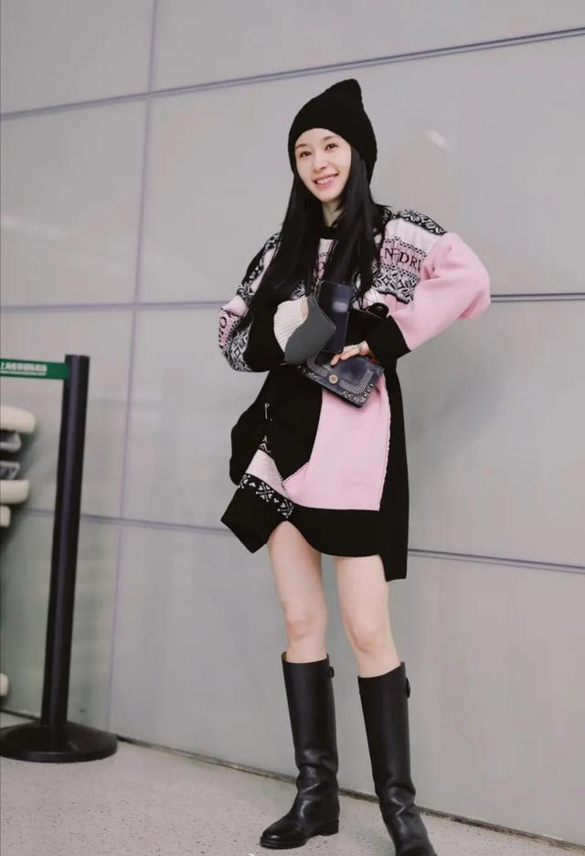 王子文个子虽小,但身材比例出众,穿毛衣裙配长靴藏不住大长腿