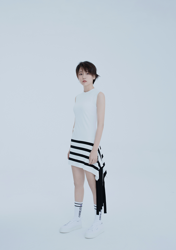 诸葛大力才是名不虚传的腿精,穿短靴配“毒液袜”,这身材谁不羡慕