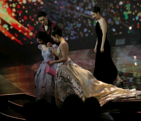 杨颖扶刘亦菲下台，肤色差成亮点，一个白到发光，一个更加自然