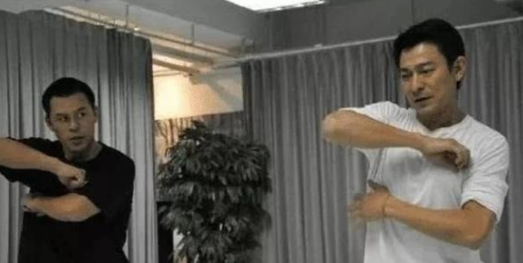 他为了报恩，对周星驰15年不离不弃，刘德华想拜他为师