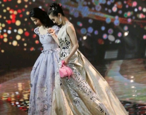 杨颖扶刘亦菲下台,肤色差成亮点,一个白到发光,一个更加自然