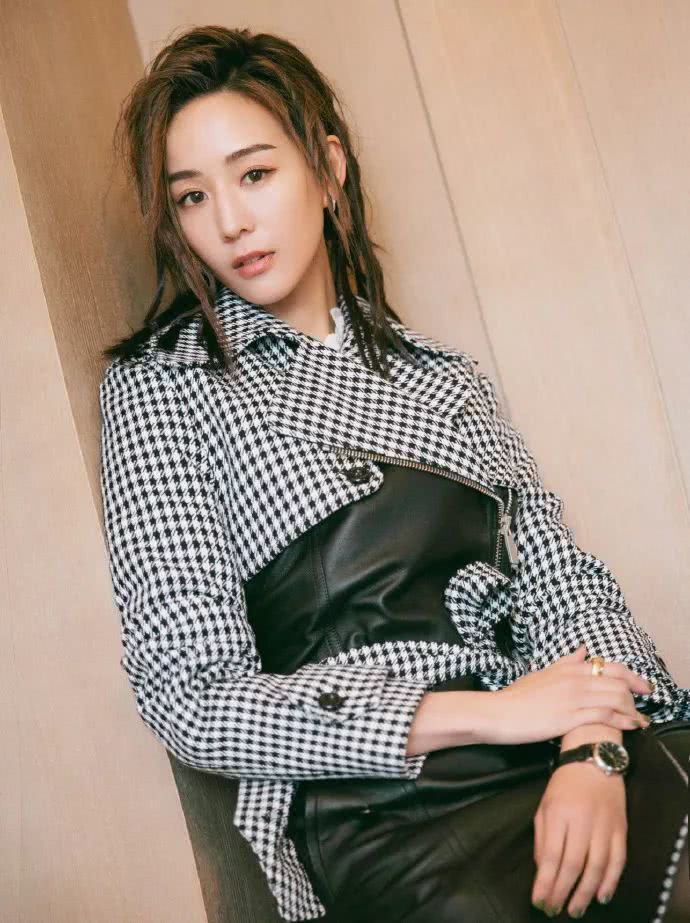 有种蹲姿叫张钧甯的“高跟蹲”,拍照摆这个姿势,也太性感了吧