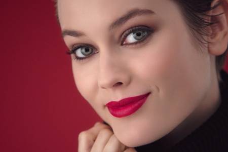 香奈儿2020春夏彩妆系列，桃粉色打造雾面高级感妆容