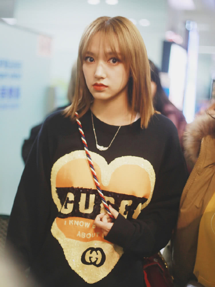 程潇私机场街拍,重现ALL BLACK穿搭,甜酷女孩上线!