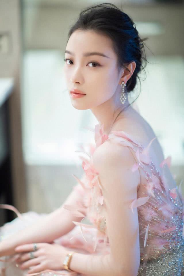 倪妮在线教你轻奢感穿搭，既能HOLD住女王风，还能穿出邻家姐姐范